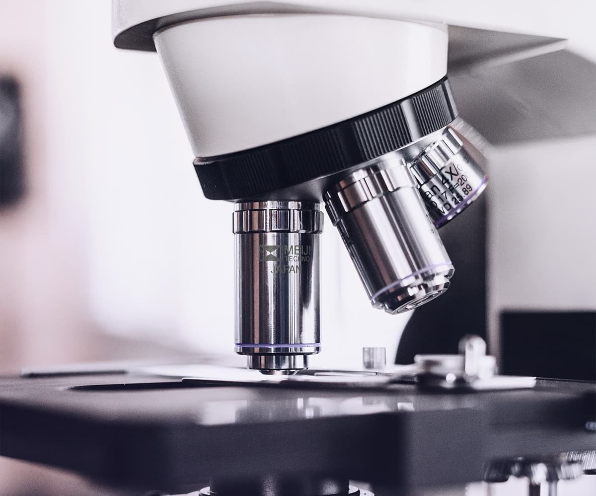 A laboratory analysis microscope